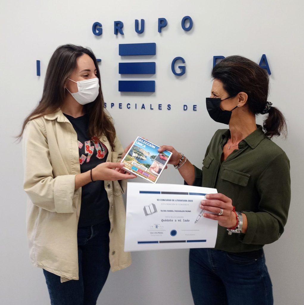 Entrega premio y diploma a la ganadora del XII Concurso de Literatura